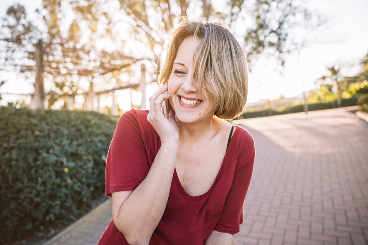 Zdarma Fotografie laughing woman speaking on phone
