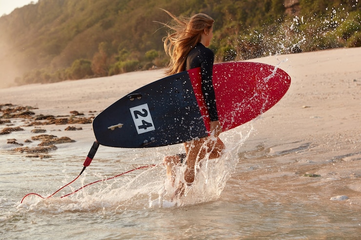 Zdarma Fotografie lifestyle concept. view of fast surfer runs on beach, makes splash from water, being in hurry