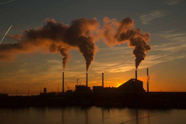 Zdarma Fotografie low angle shot of a factory with smoke and steam coming out of the chimneys captured at sunset