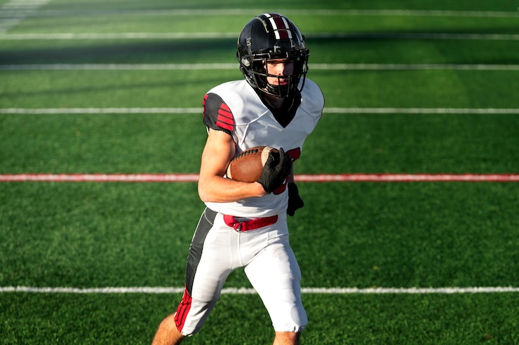 Zdarma Fotografie male american football player in uniform on the field