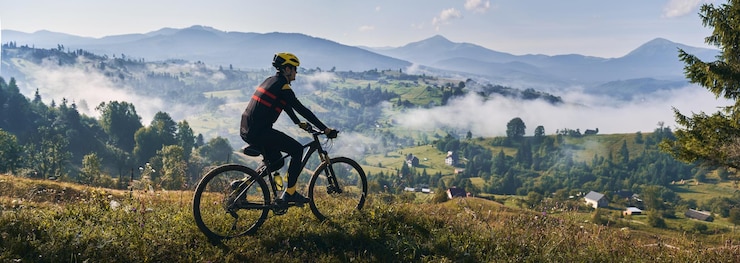 Zdarma Fotografie male cyclist riding bicycle in mountains