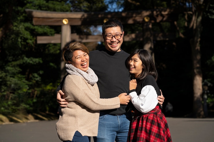 Zdarma Fotografie medium shot family members holding each other