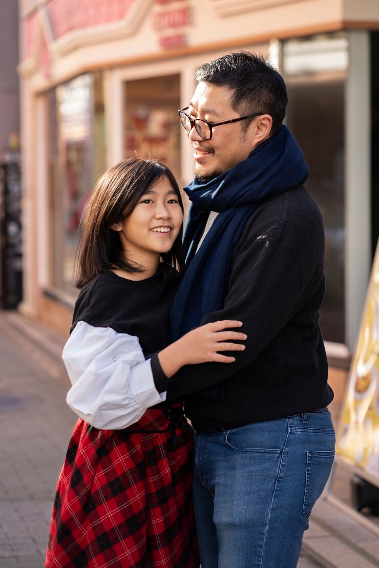 Zdarma Fotografie medium shot father hugging girl