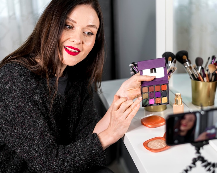 Zdarma Fotografie medium shot woman with make-up palette