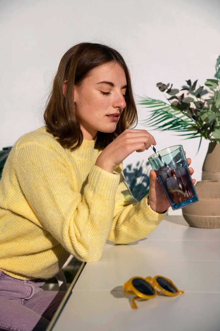 Zdarma Fotografie medium shot woman with tasty kombucha