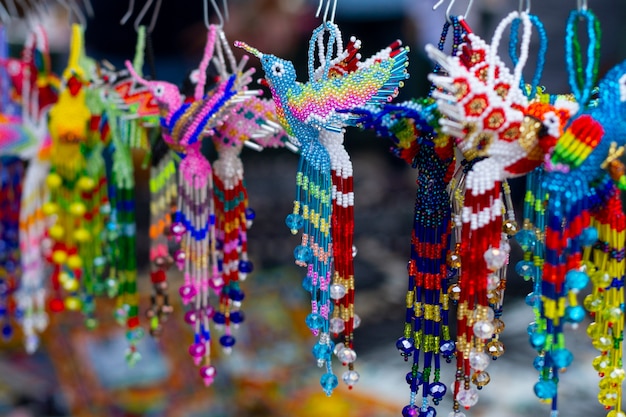 Mexická kultura s barevnými ptáky