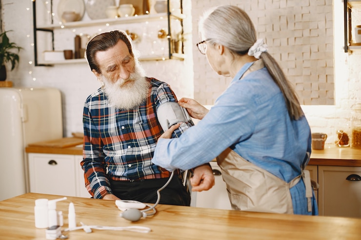 Zdarma Fotografie old couple in a kitchen.