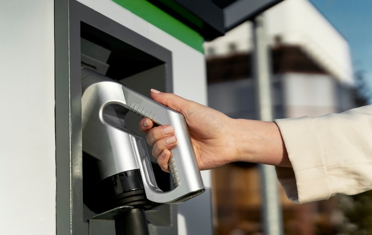 Zdarma Fotografie osoba starající se o elektromobil