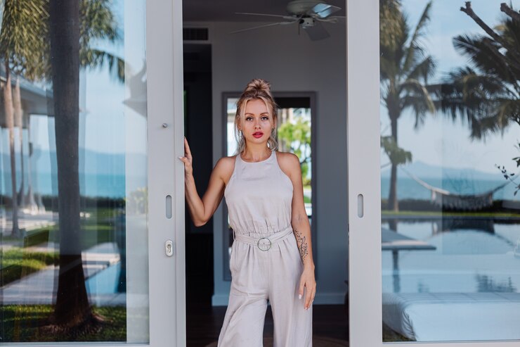 Zdarma Fotografie outdoor portrait of caucasian woman in classic jumpsuit with red lipstick on vacation outside villa hotel