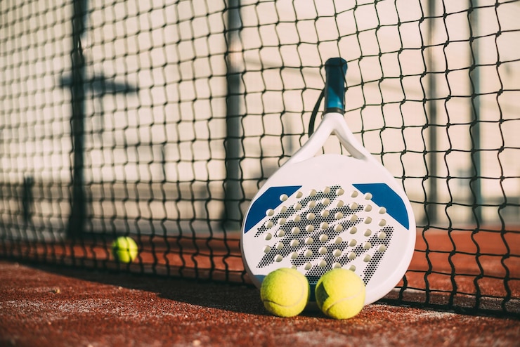 Zdarma Fotografie padel blade racket resting on the net