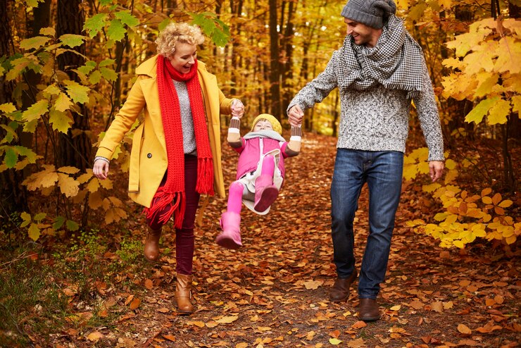 Zdarma Fotografie parents lifting daughter in the air