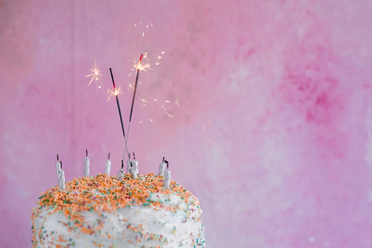 Zdarma Fotografie pastel color birthday cake with sparkler
