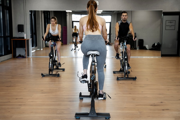 Zdarma Fotografie people doing indoor cycling