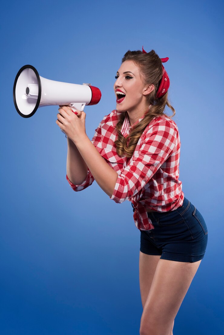 Zdarma Fotografie pin up woman with megaphone isolated