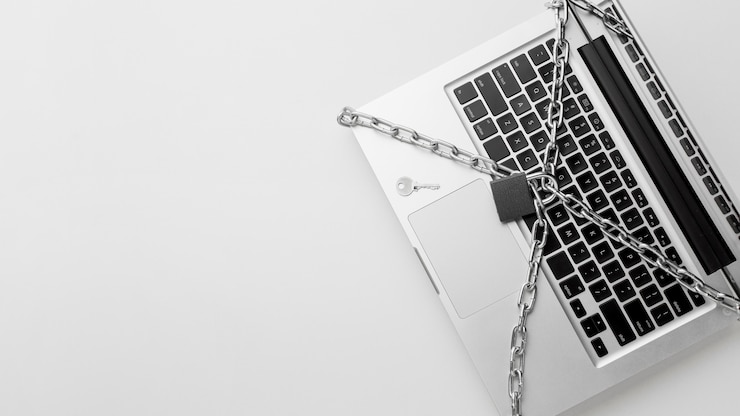Zdarma Fotografie pohled shora na notebook chráněný kovovým řetězem a zámkem s prostorem pro kopírování