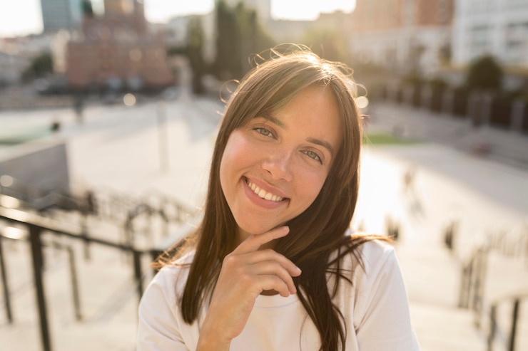 Zdarma Fotografie portrait of a beautiful woman smiling outside