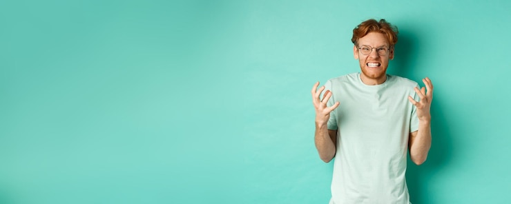 Zdarma Fotografie portrait of distressed and angry redhead guy losing temper shouting and shaking hands outraged stari
