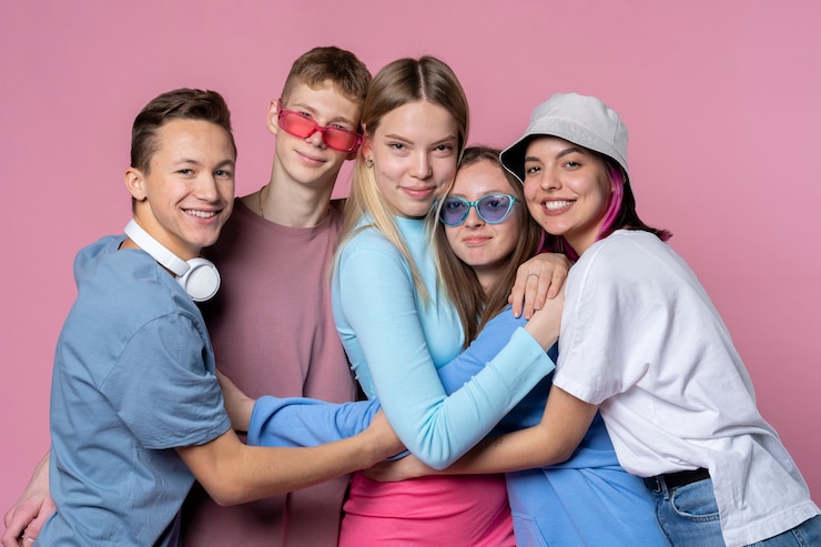 Zdarma Fotografie portrait of teenage friends hugging
