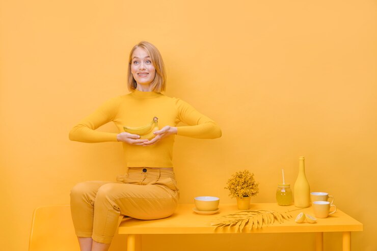 Zdarma Fotografie portrait of woman in a yellow scene