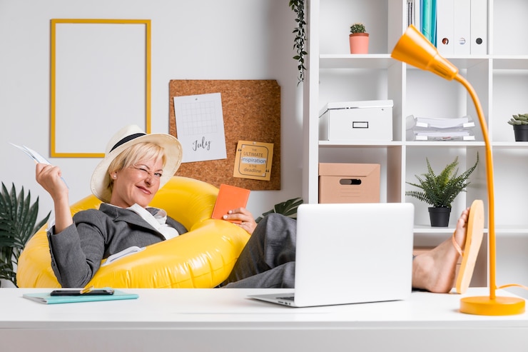 Zdarma Fotografie portrait of woman in office prepared for summer holiday