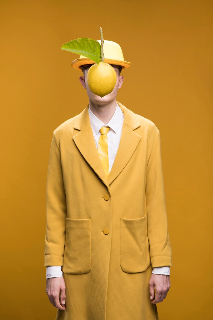 Zdarma Fotografie portrait of young man with lemon in a yellow scene