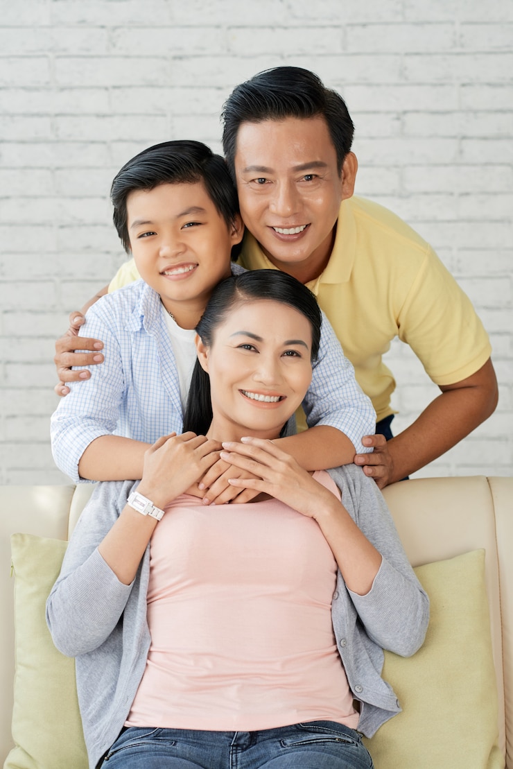 Zdarma Fotografie posing for photography with loving parents
