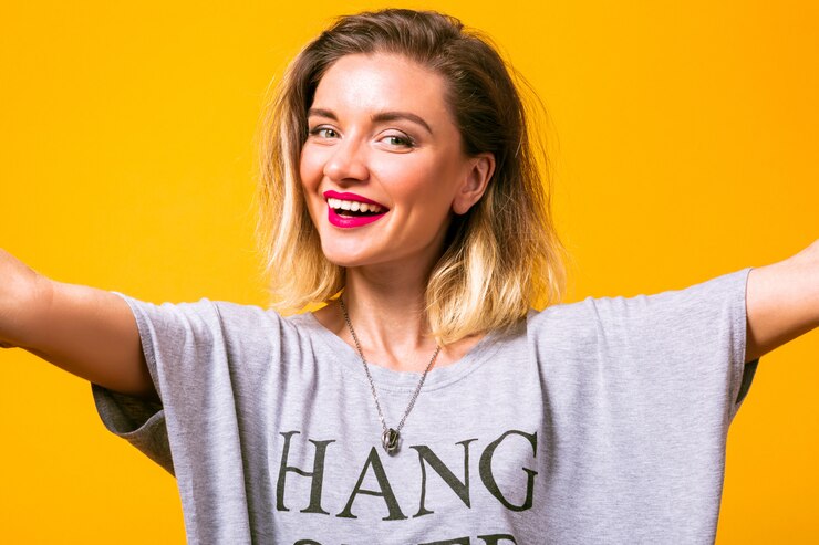 Zdarma Fotografie pretty woman making selfie at yellow wall
