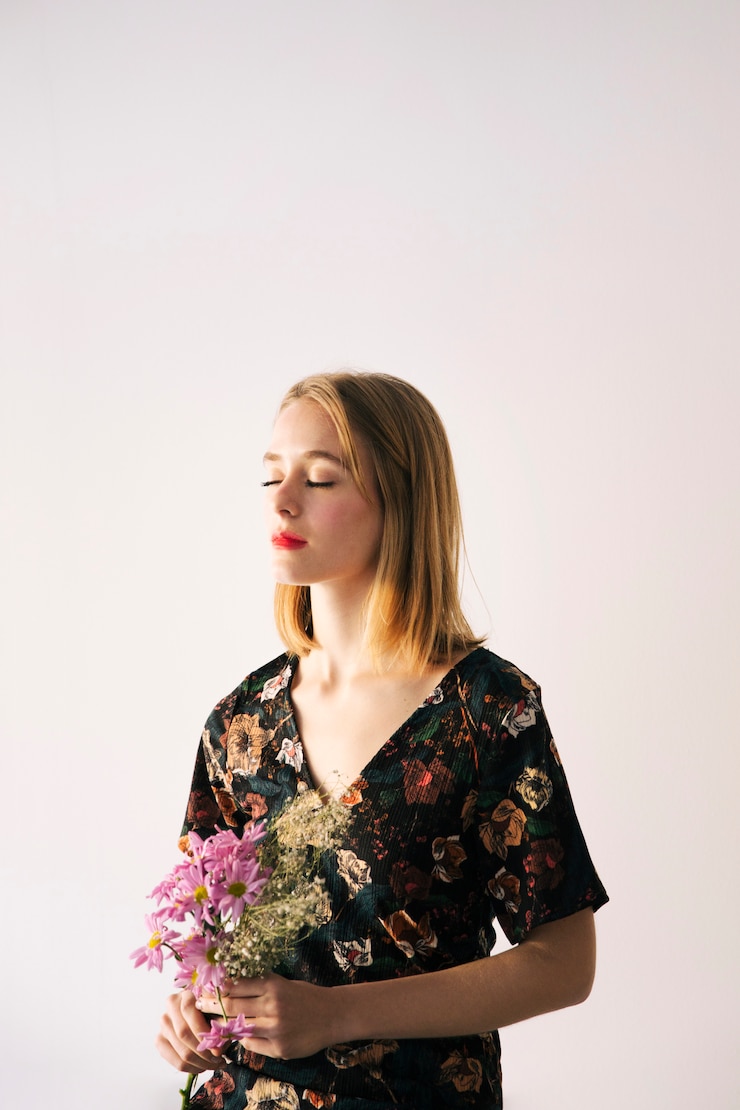Zdarma Fotografie sensual romantic woman with bouquet of plants and flowers
