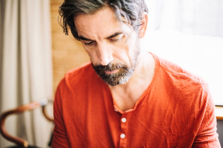 Zdarma Fotografie serious adult man concentrated on work