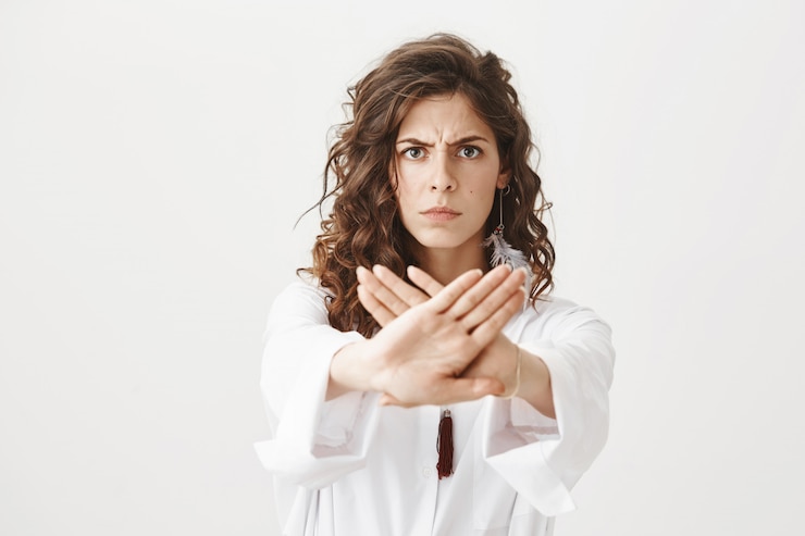 Zdarma Fotografie serious determined woman show stop gesture, prohibit action