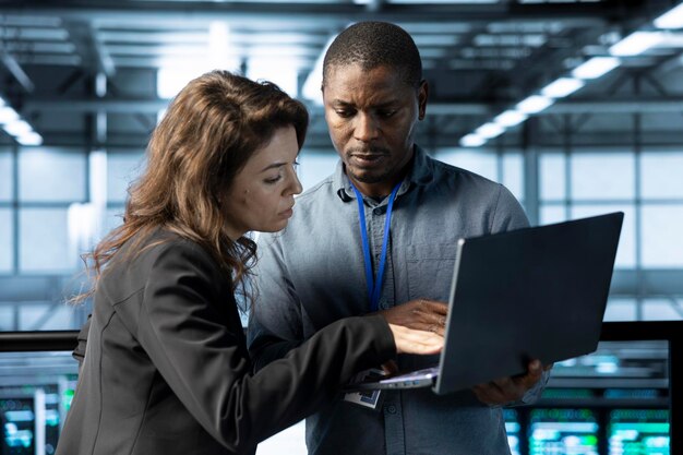 server hub it specialists talking using notebook to adjust power settings