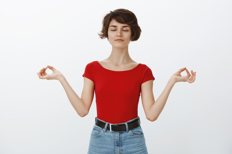 Zdarma Fotografie short hair girl posing in red tshirt