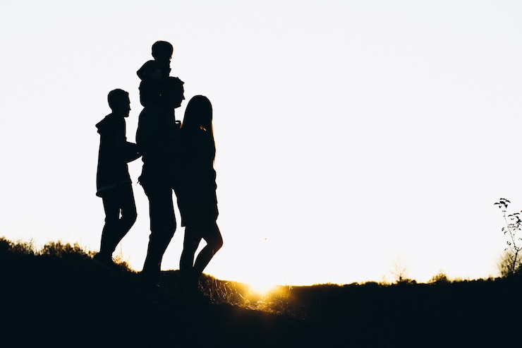 Zdarma Fotografie silhouette of a family walking by the sunset time