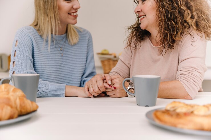 Zdarma Fotografie smiling daughter and mother holding hands