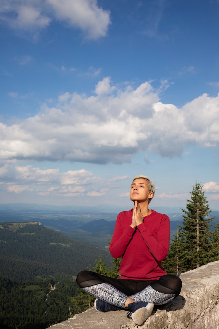 Zdarma Fotografie sporty woman with short hair stretching in nature