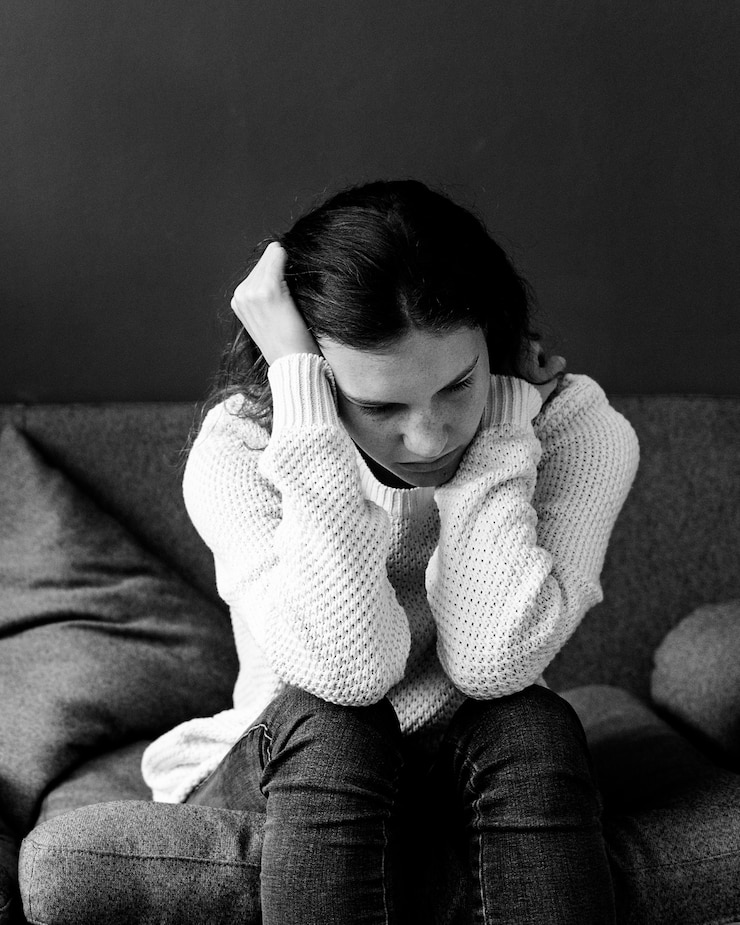 Zdarma Fotografie stressed teenager sitting on a sofa
