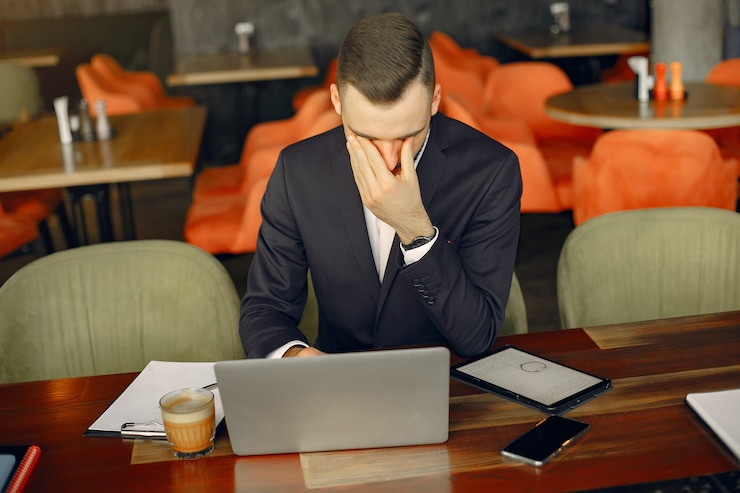 Zdarma Fotografie stylish businessman working in a cafe
