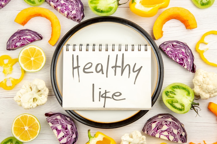 Zdarma Fotografie top view healthy life written on notepad on round platter cut vegetables on white surface