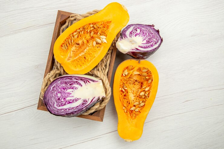 Zdarma Fotografie top view red cabbage and butternut squash cut in half rope in wooden box on grey table with free space