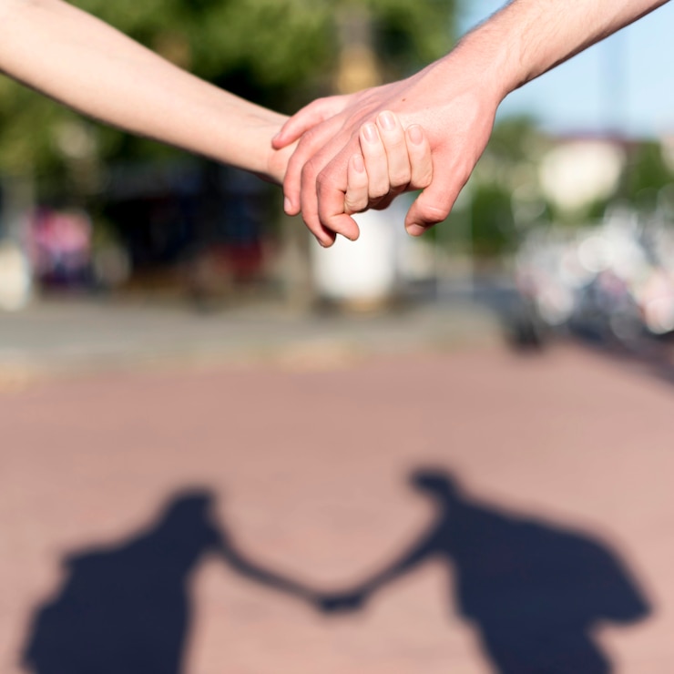 Zdarma Fotografie tourist couple holding hands outdoors