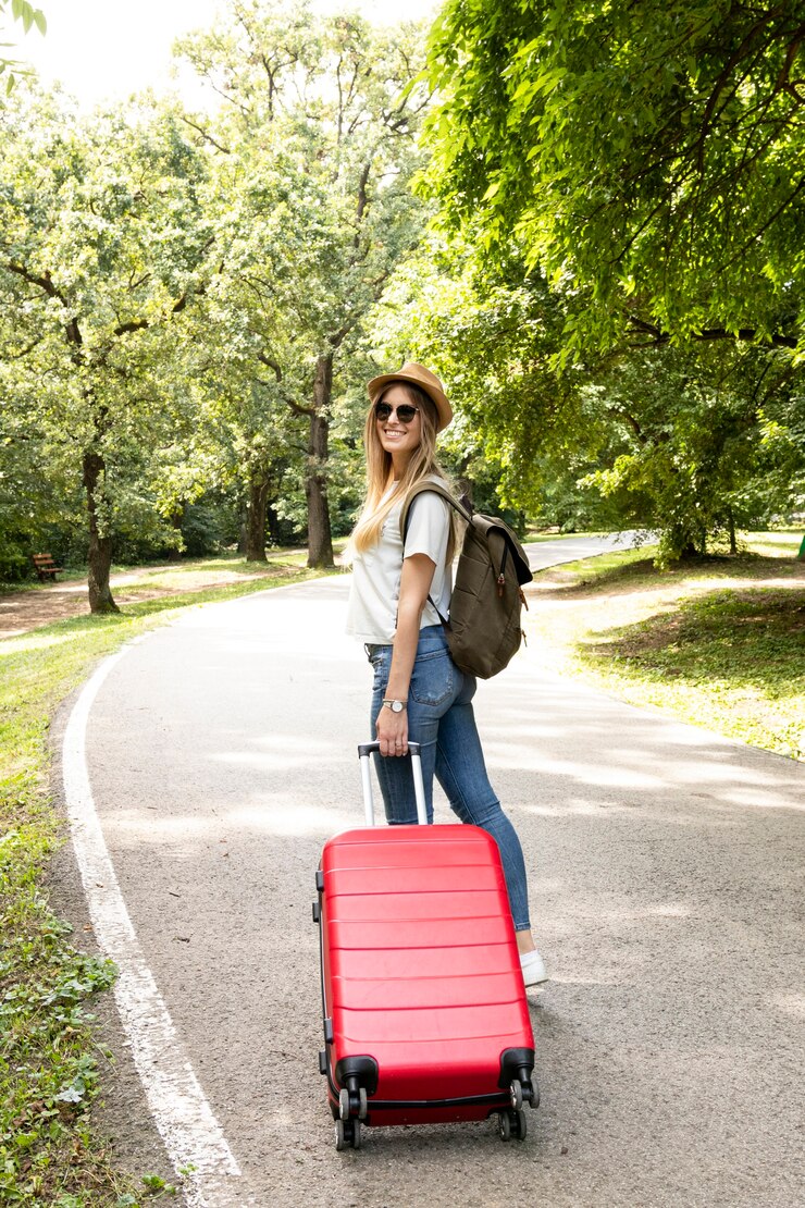 Zdarma Fotografie woman carrying her luggage from behind