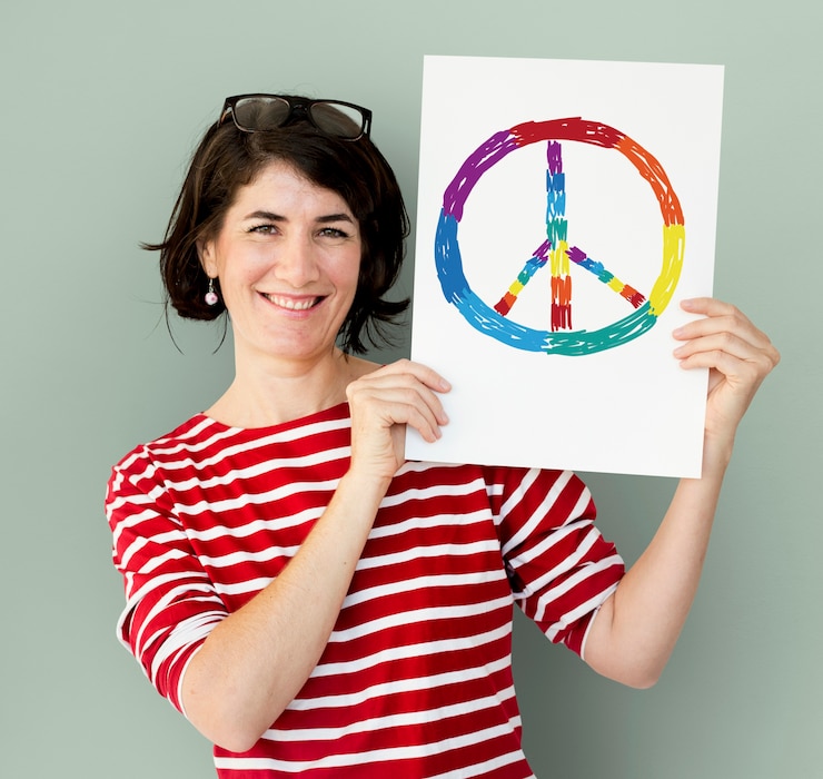 Zdarma Fotografie woman holding placard with lgbt peace icon
