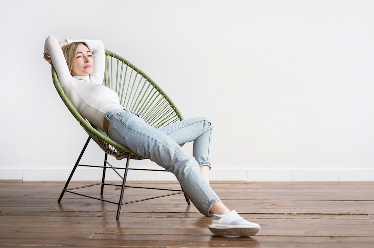 Zdarma Fotografie woman sitting on a chair long shot