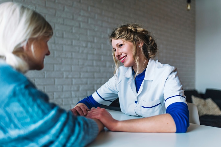 Zdarma Fotografie woman talking to nurse in retirement home