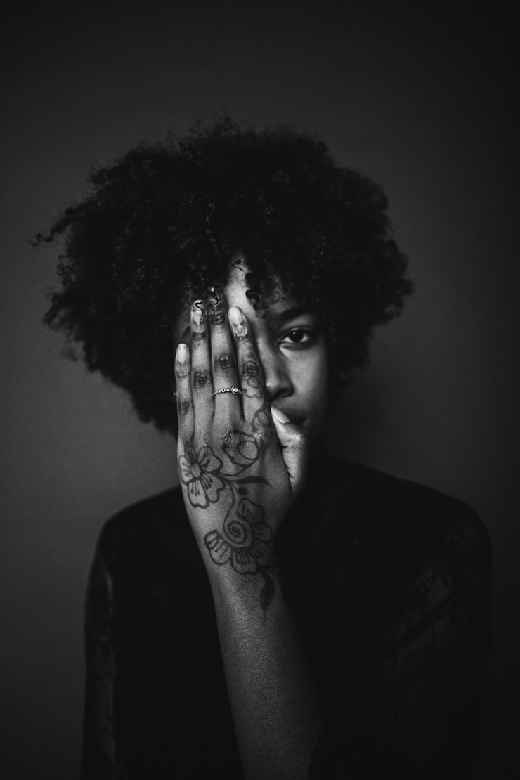 Zdarma Fotografie woman with black afro hair and tattoo on her hand