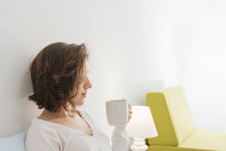 Zdarma Fotografie woman with coffee cup at home