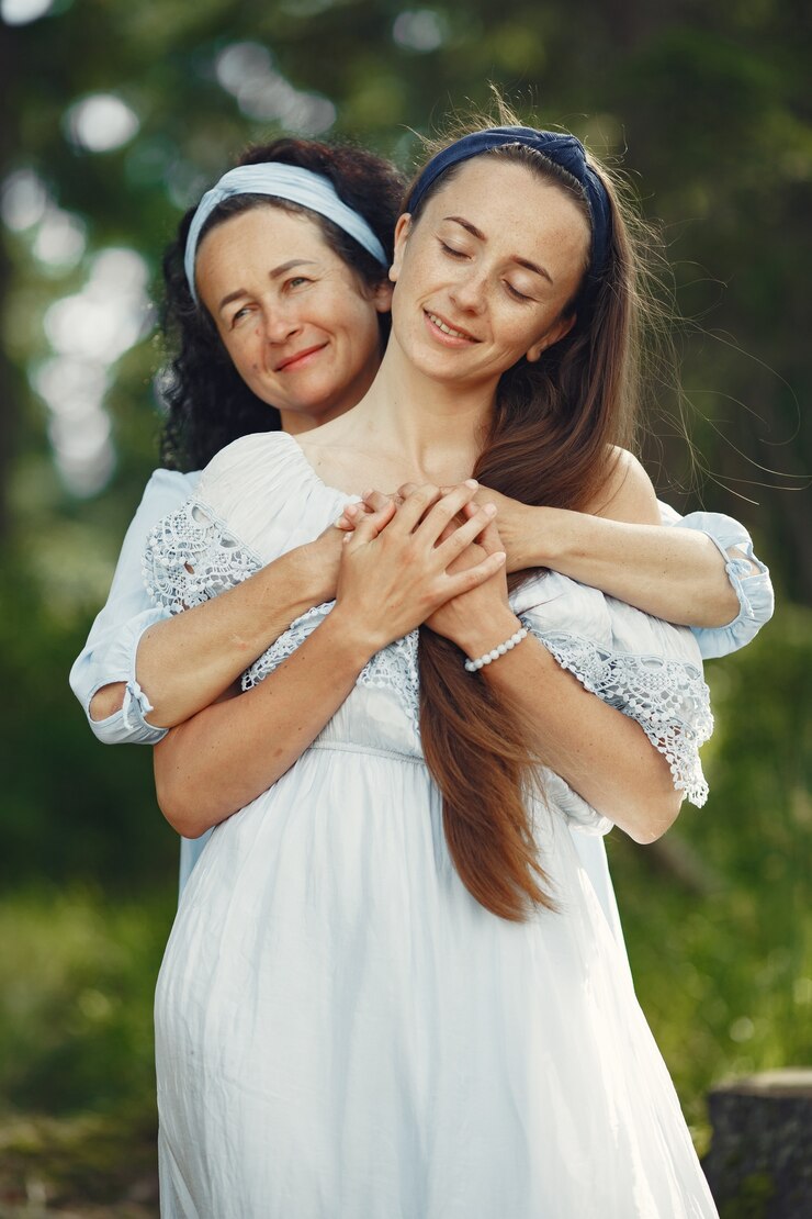 Zdarma Fotografie women in a summer forest. lady in a blue dress. family posing and embracing.