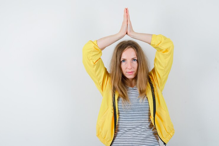 Zdarma Fotografie young blonde woman in a yellow jacket