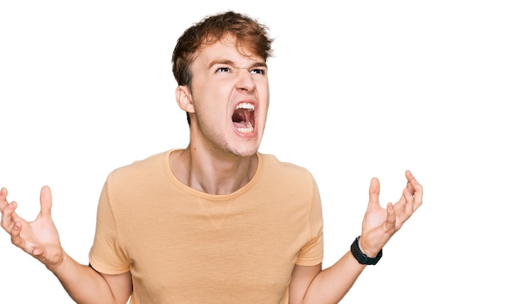 Zdarma Fotografie young caucasian man wearing casual clothes crazy and mad shouting and yelling with aggressive expression and arms raised. frustration concept.
