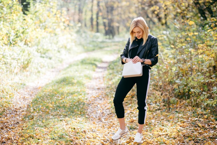 Zdarma Fotografie young girl walking in autumn park